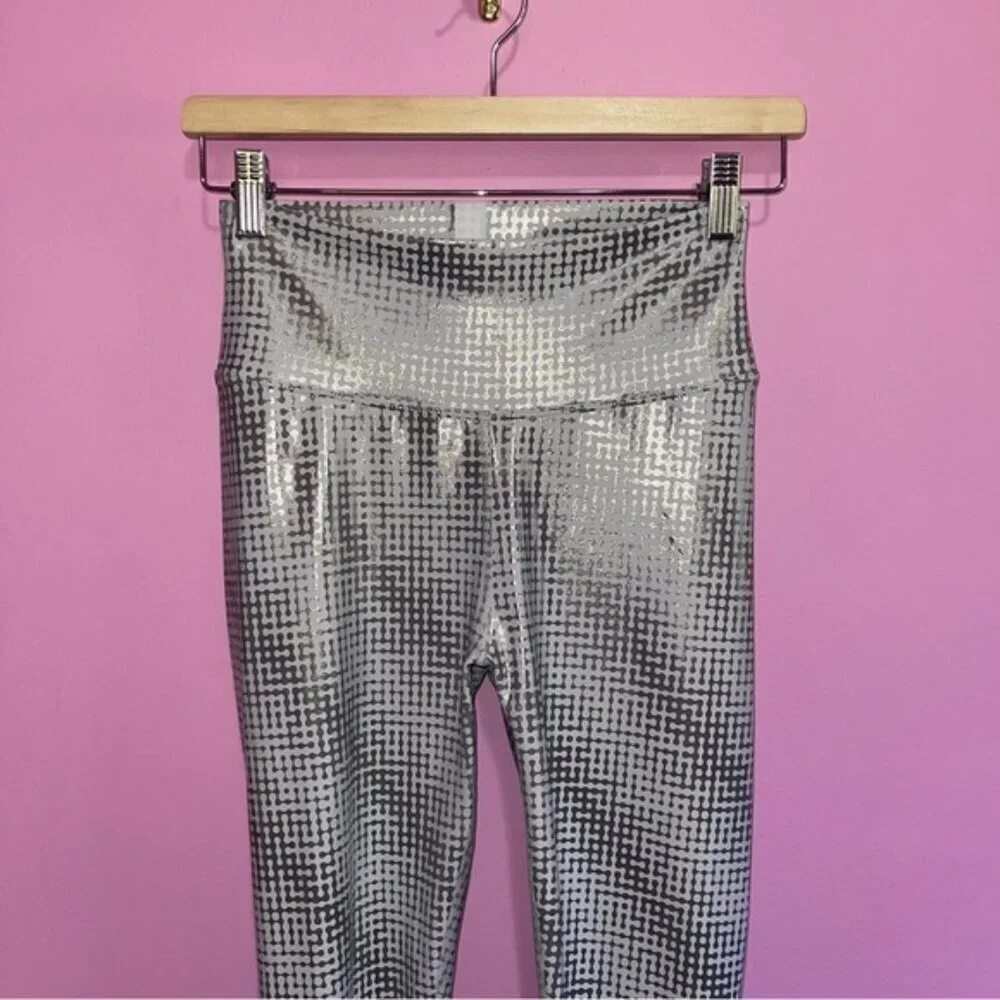 Peloton Leggings Women's Size Medium Silver White Show Up Digital Foil High Rise